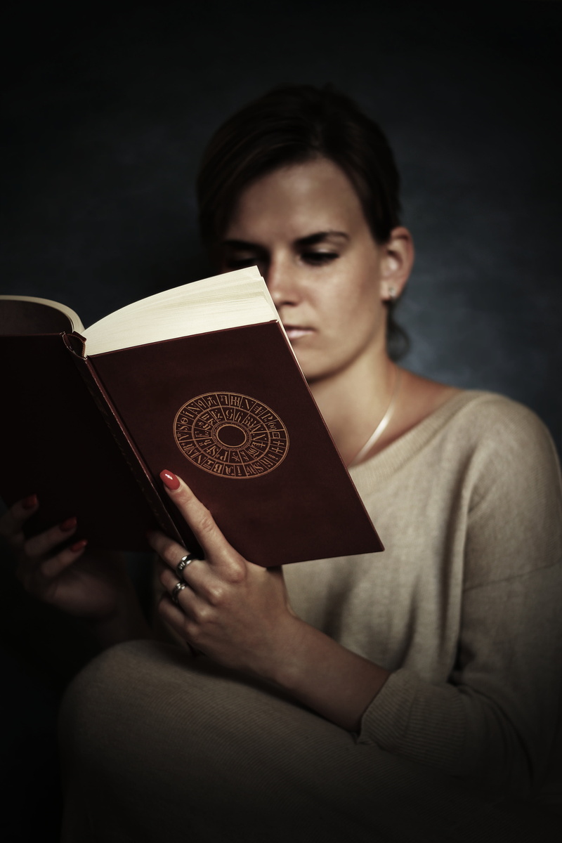 adult, caucasian, 5K, college, reading, young, publication, studio shot, lifestyles, students, nice, young Women, school, tired of the, waist up, teen