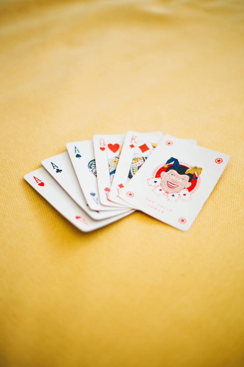 shapes, card game, Joker, leisure games, 5K, photo, relaxation, high angle view, heart, number, diamond, group of objects, choice, cards, focus on foreground