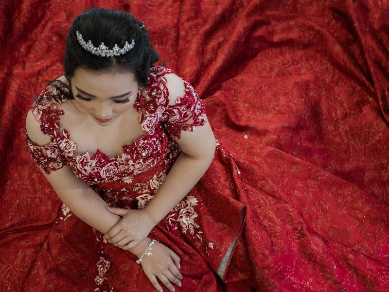 accessories, three quarter length, red, wearing, velvet, young women, lifestyles, 4K, vase, gown, looking, robe, one person, beauty, apparel, fashion