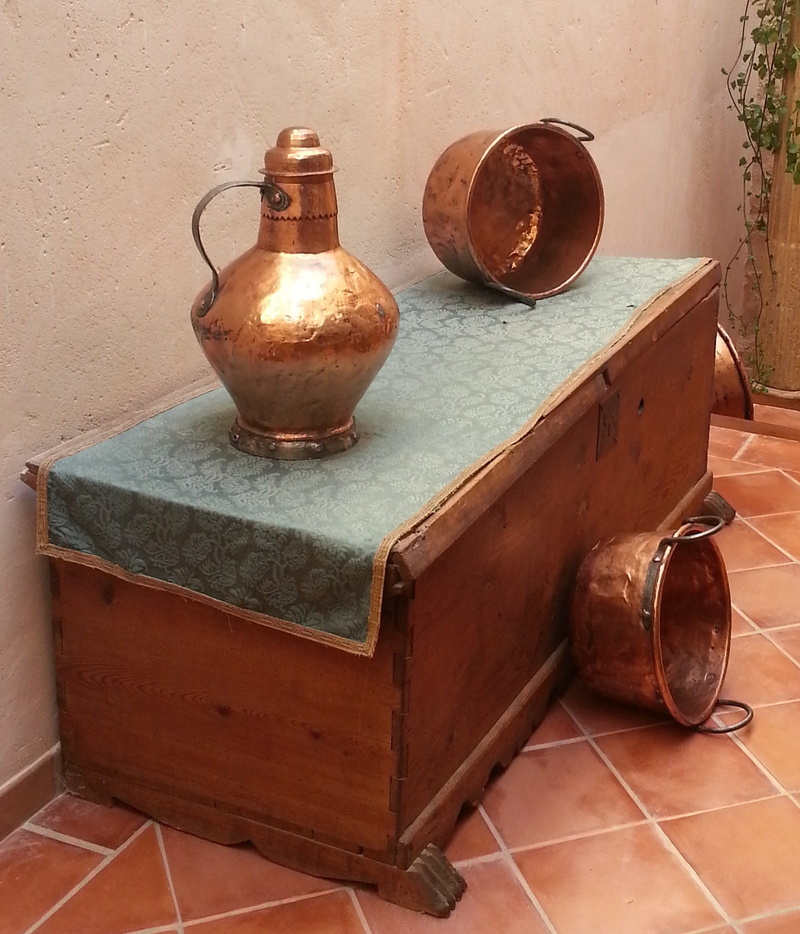 pottery, retro styled, Bronze, architecture, flooring, drawer, Trunk, Rustic, no people, day, tile, container, old-fashioned, ceramics, old, group of objects
