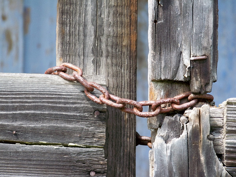 Old, outdoors, Tree, security, no people, holes, safety, entrance, old buildings, Texture, human body part, day, weathered, the structure of the, Chain