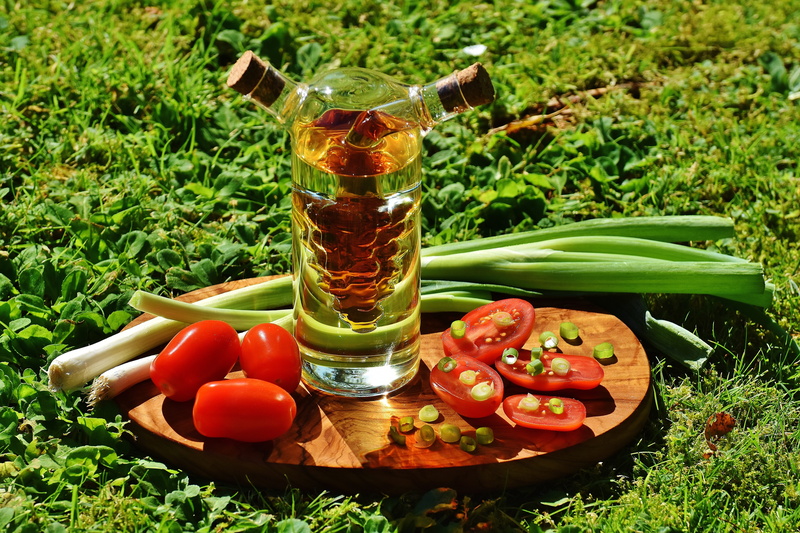 chopping board, spring onions, shadow, leek, green, food, grass, 5K, refreshment, nature, container, vegetable, oil, cook, near, close-up, household equipment