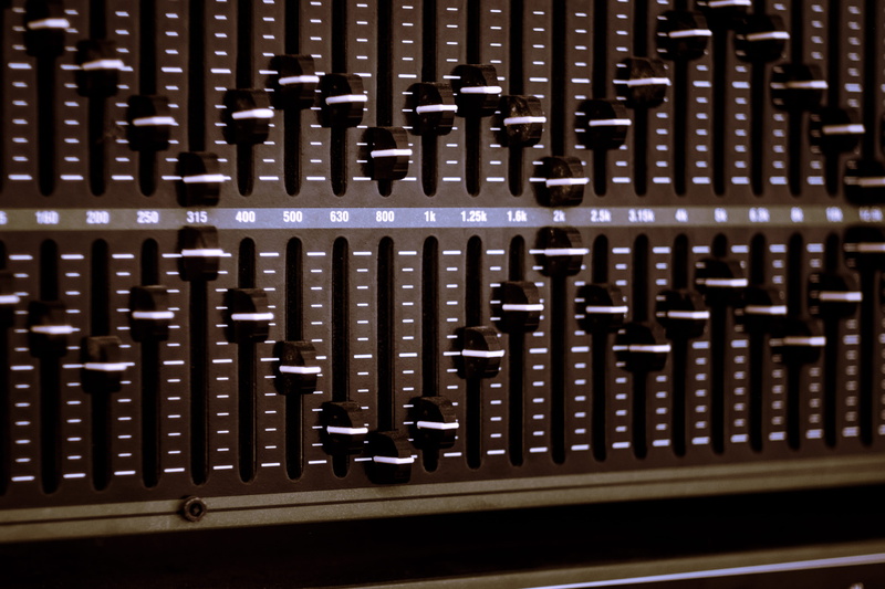audio, calculator, repetition, container, server, large group of objects, wood - material, computer hardware, in a row, screen, hardware, modem, musical instrument