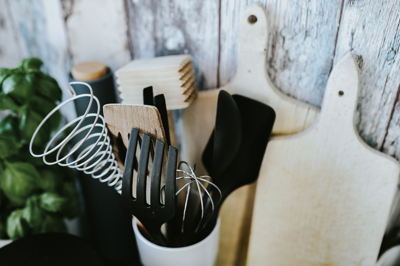 chopping board, selective focus, 5K, spatula, nature, containers, wood - Material, eating utensil, kitchen Utensil, day, gardening, cooking utensil, shoe