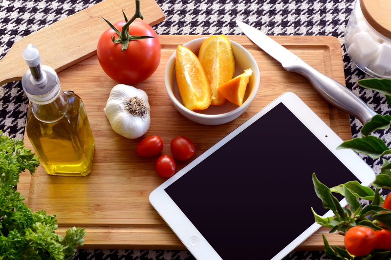 indoors, chopping board, high angle view, preparation, ingredient, no people, cutting board, still life, tomatoes, 5K, garlic, wood - material, vegetable
