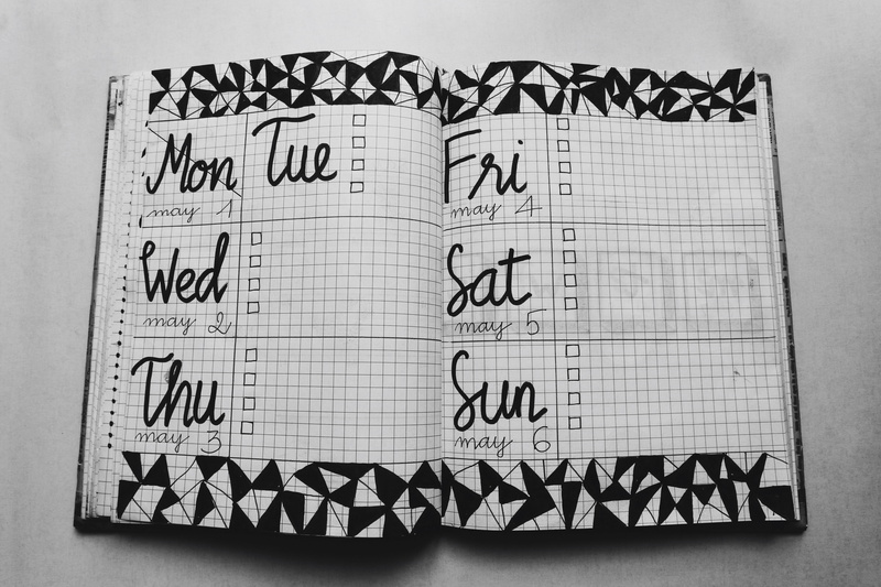5K, white color, black, sheet, western script, notebook, planner, directly above, non-western script, writing, message, note, surface, gray background