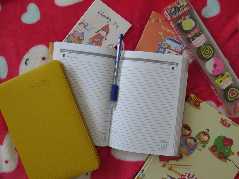 note, school, business, diary, table, writing instrument, memo, empty, office, multi colored, writing, representation, horizontal, heart shape, schedule