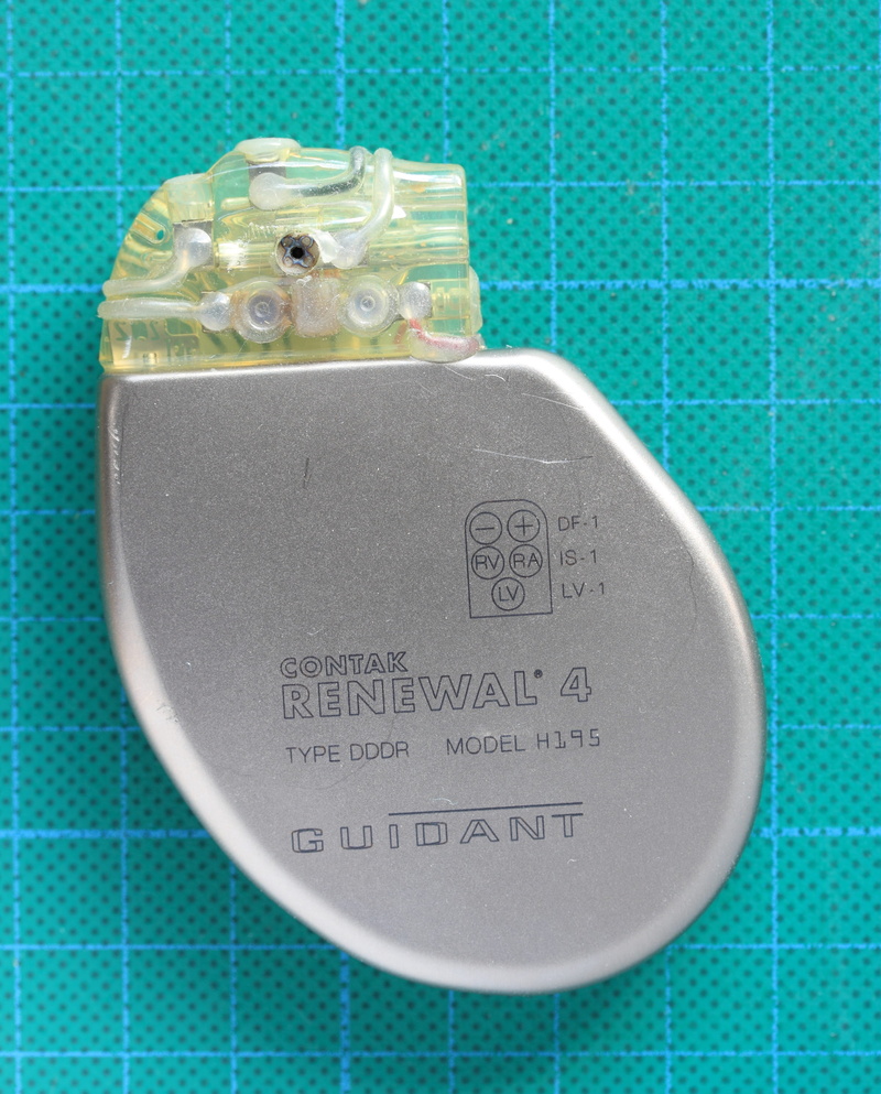 close-up, colored background, Pacemaker, blue background, business, Implant, text, western script, communication, medical, day, still life, no people, rhythm