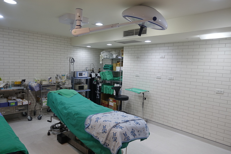 operating room, flooring, no people, indoors, medical equipment, built structure, bed, architecture, hygiene, hospital, wall - building feature, clinic