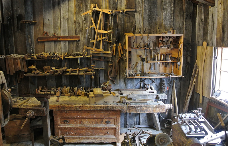 photography, decline, saws, equipment, weathered, damaged, indoors, day, old, table, woodwork, choice, work, wooden, abandoned, large group of objects