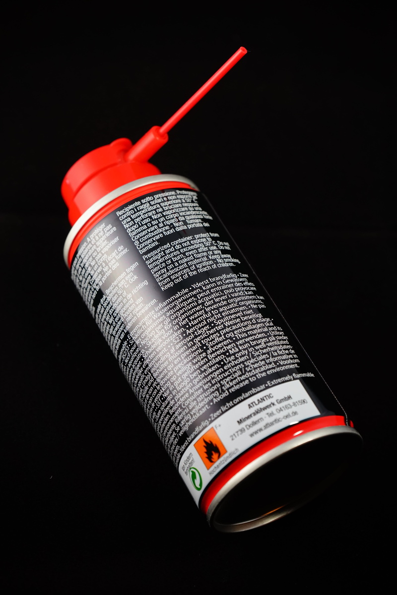 chain oil, communication, close-up, red, technology, no people, black color, indoors, oils, security, box, 5K, equipment, fat, single object, lubrication