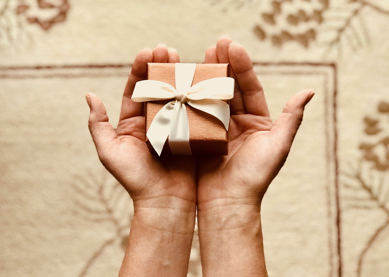gift, ribbon - sewing item, one person, receive, 2K, positive emotion, holding, tied bow, human body part, person, s, christmas, gift box, receiving, celebration
