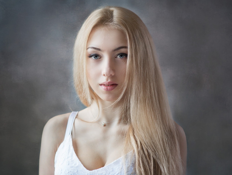 1080P, one person, gray background, headshot, simple background, face, blond hair, beautiful woman, beautiful people, model, contemplation, portrait, young adult