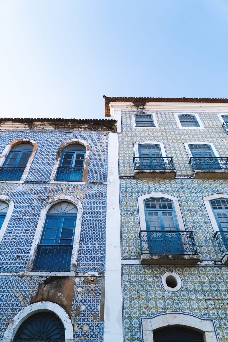 day, nature, building, building exterior, decrepit, copy space, facade, sky, residential district, low angle view, front, window, brazil, no people, old