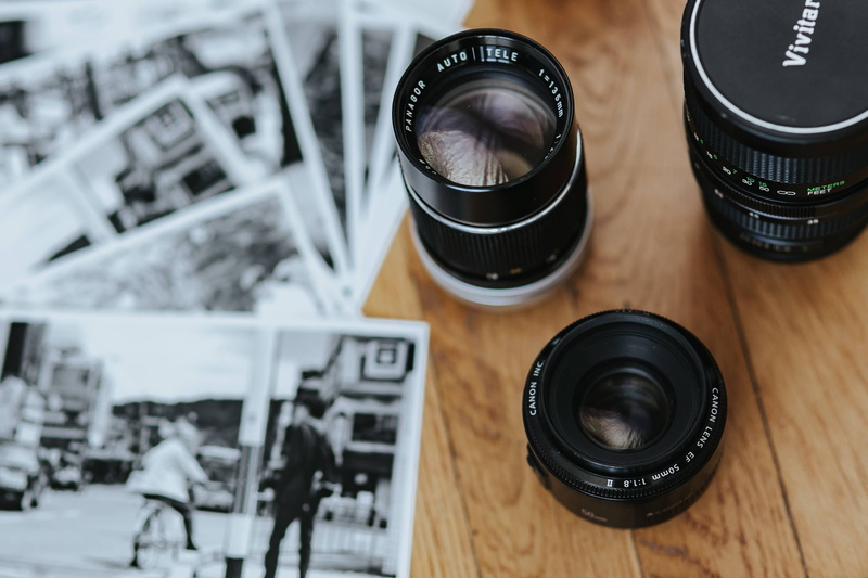 black-and-white, photos, wood - material, focus on foreground, technology, film industry, indoors, lens - Optical Instrument, white, Old, digital camera