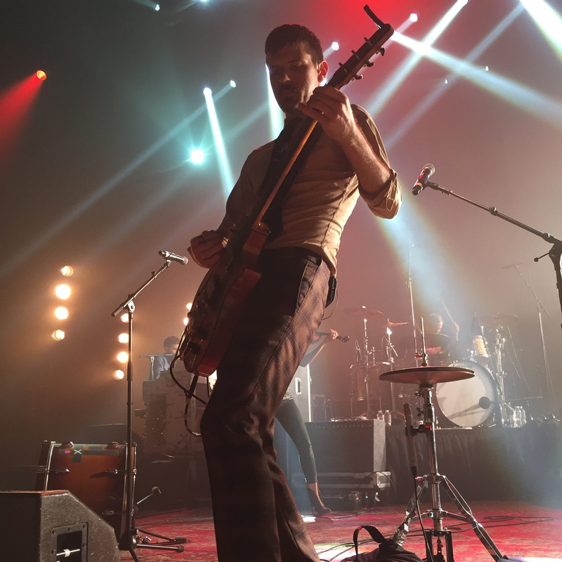 positive emotion, nightlife, equipment, Guitarist, illuminated, scene, nightclub, festival, plucking an instrument, 1080P, men, music, Concert, Avett