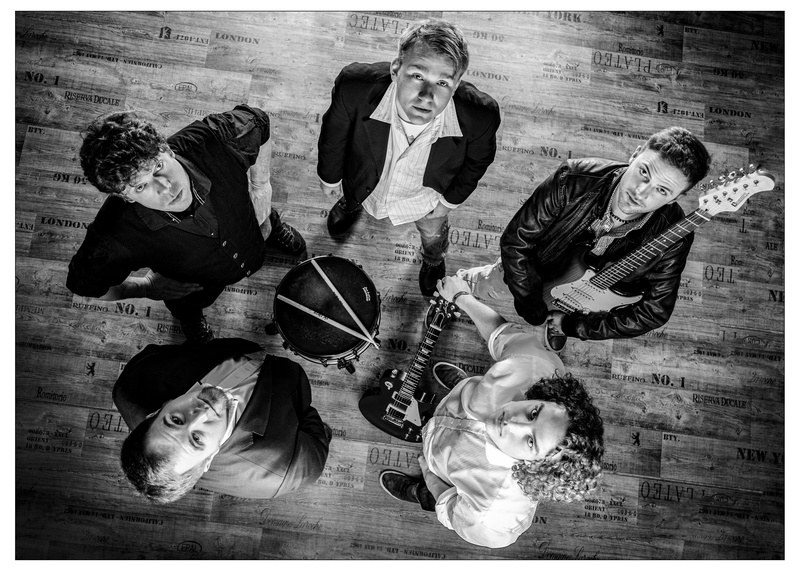 band, flooring, folk, bamberg, women, adults only, line, piece of music, soul, young adult, jazz, instrument, rickenbacker, rock band, holding, people