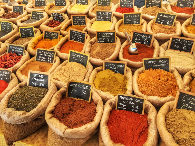 no people, high angle view, food and drink, communication, sale, sacks, spice, arrangement, 2K, price tag, food, color, spices, market, retail display