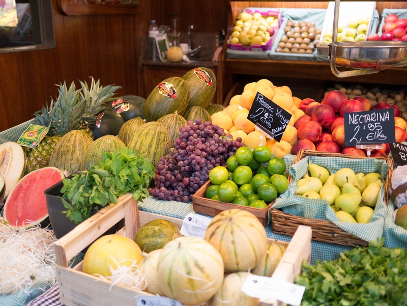 retail, market stall, uvas, wellbeing, market, fruit, variation, 4K, retail display, mercado, barcelona, peras, no people, food, frutas, grapes, apple - fruit