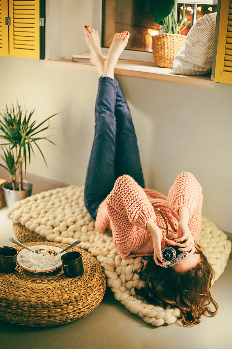 women, home interior, jeans, clothing, basket, front view, container, knitted, one person, leisure activity, photo, lifestyles, quirky, full length, shot