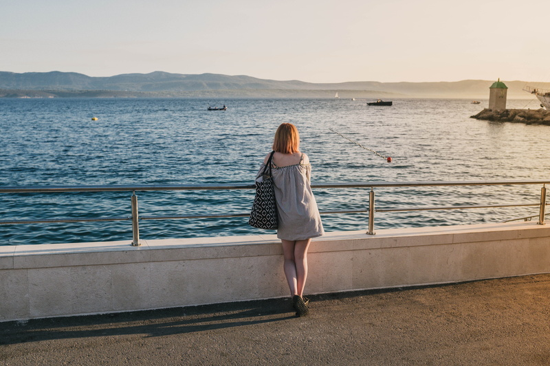 reminisce, full length, 5K, looking at view, nature, real people, scenics - nature, lifestyles, rear view, hairstyle, travel, railing, sea, ocean, standing