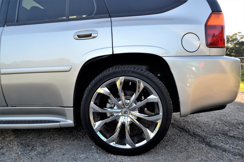 transport, speed, drive, gas cap, used car, outdoors, vehicle part, modern, wheel, tire, no people, back door, suv, street, parking lot, used, outdoor