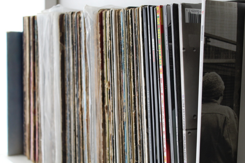 album, antique, abundance, disc, in a row, old, listen, collection, audio, library, bookshelf, indoors, education, learning, shelf, arrangement, vintage