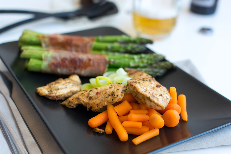 Chicken, focus on foreground, lunch, 5K, table, meat, freshness, barbecue, food, food And Drink, slice, serving size, steak, gourmet, indulgence, vegetables