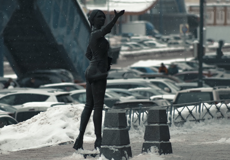 cars, girl, transportation, winter, day, guide, megalopolis, warm clothing, reference point, architecture, walking, car, men, street, snow, travel, catches snowflakes
