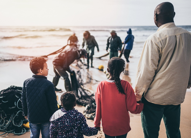 lifestyles, medium group of people, looking out, crowd, boat, leisure activity, refugee, immigrant, 2K, togetherness, group, beach day, land, standing