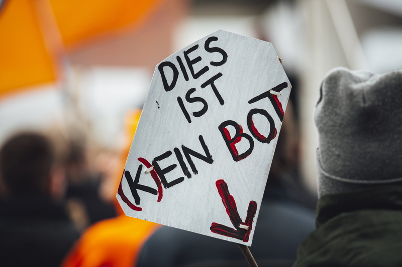 portrait, message, emotion, kein, 5K, focus on foreground, bot, indoors, dies, human hand, text, social issues, hand, protest, headshot, sign, holding