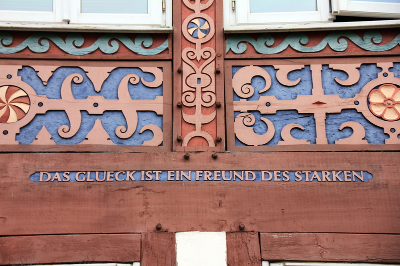 building exterior, glueck, day, no people, freund, outdoors, Truss, border, western script, variation, text, ist, saying, wood - material, Home, starken