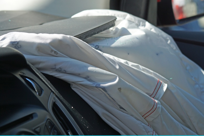 car insurance, 60 km h, stationary, no people, white color, luxury, car, passenger, textile, sunlight, white, crash test, close-up, inside, car interior