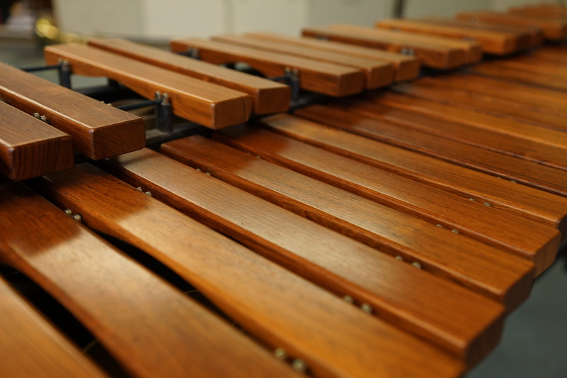 focus on foreground, musical instrument, mallet, indoors, arrangement, brown, 5K, xylophone, arts culture and entertainment, no people, musical equipment