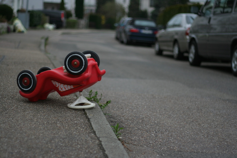 car, gefahr, 2K, outdoors, red, asphalt, city, sign, crash, Bobby Car, transportation, security, street, mode of transportation, focus on foreground, selective focus