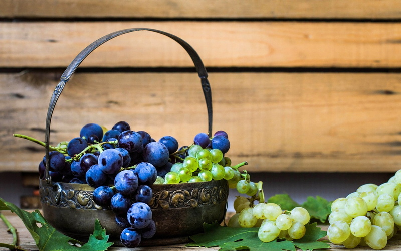 grapes, baskets, close-up, food, green, beaded, focus on foreground, ripe, table, plants, berry fruit, bunch, no people, container, lunch, wood - material