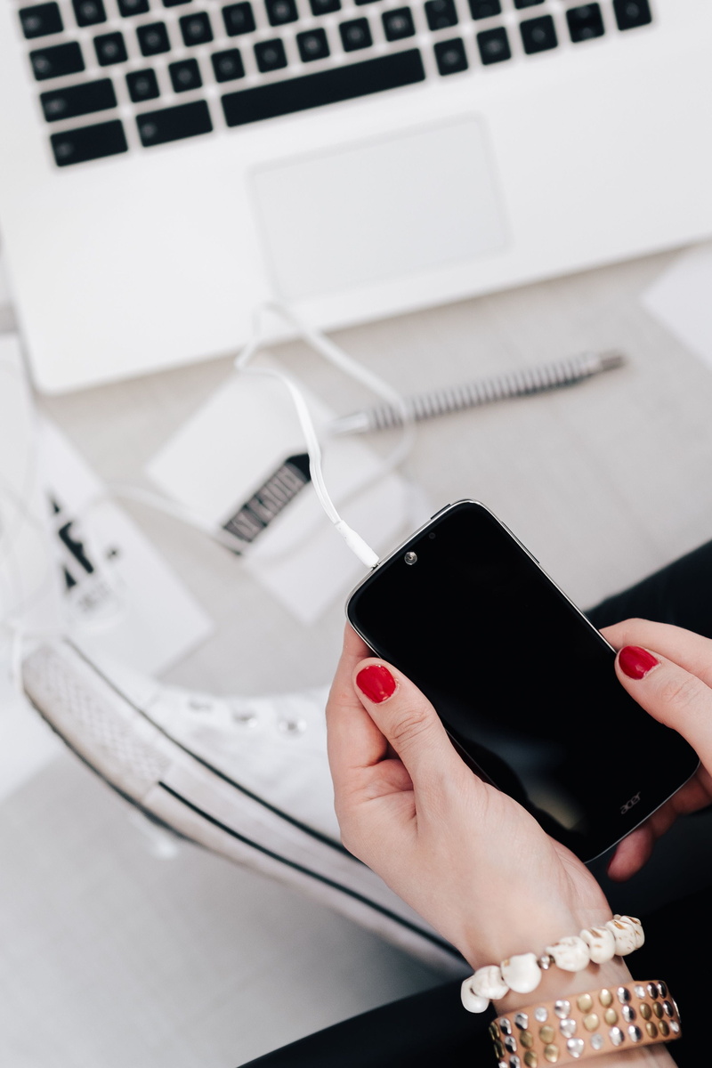 smart phone, minimal, one person, computer, workplace, wireless technology, high angle view, real people, femine, tech, keyboard, workspace, blogging, blogger