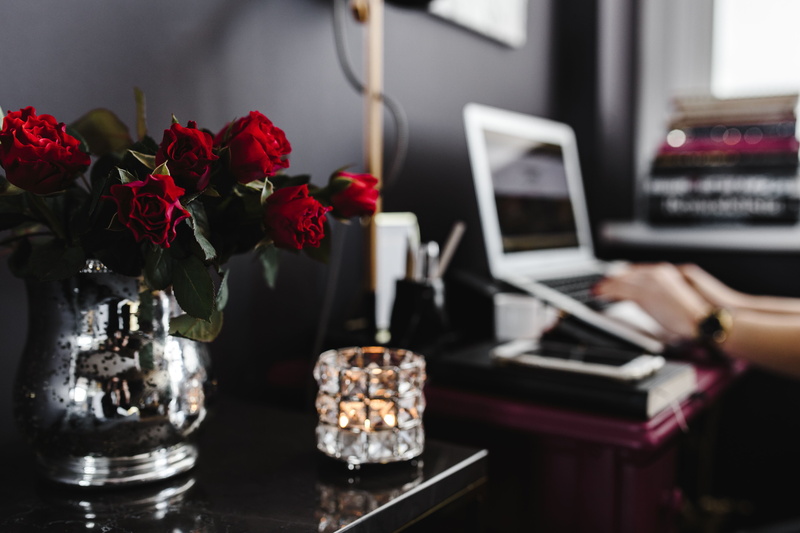 computer equipment, 5K, communication, beauty in nature, bouquet, plant, indoors, computer monitor, Pink, computer, office, flower, indoor, flowering plant