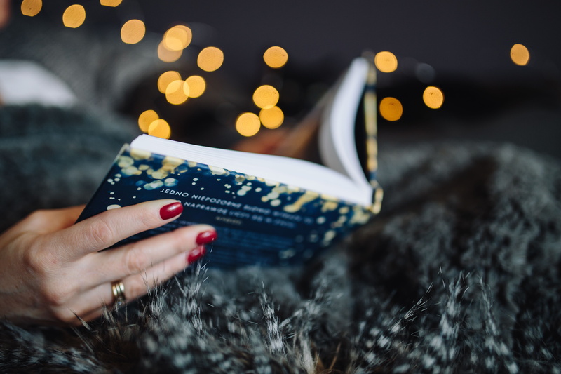 home, human Hand, cosy, selective focus, body part, reading, book, nature, adults only, real people, young, indoors, christmas lights, holiday, hand, 5K