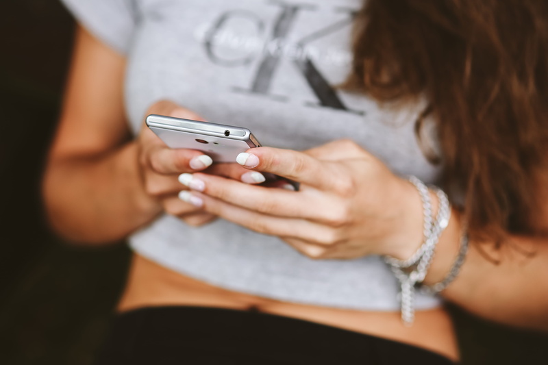 tech, caucasian Ethnicity, caucasian, white, close-up, people, smartphone, 5K, femine, midsection, females, human body part, casual clothing, women, young