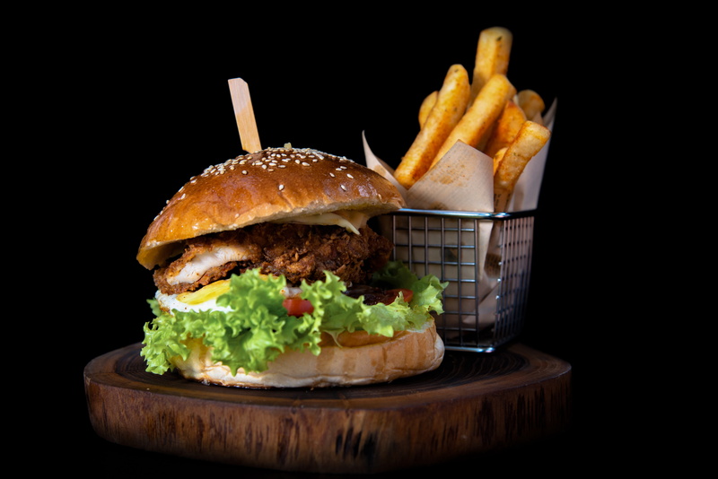 deep fried, bread, snack, cheeseburger, drink, nachos, fried, fries, bun, lettuce, french fries, cornbread, ketchup, food and drink, fondue, table, freshness