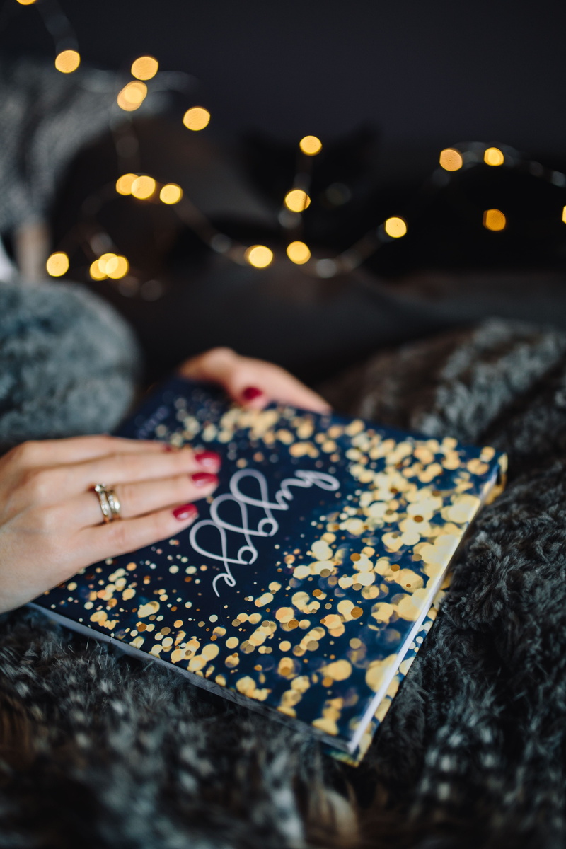 hand, pattern, cozy, reading, fairy lights, christmas, 5K, focus on foreground, winter, selective focus, young, real people, book, femine, human hand