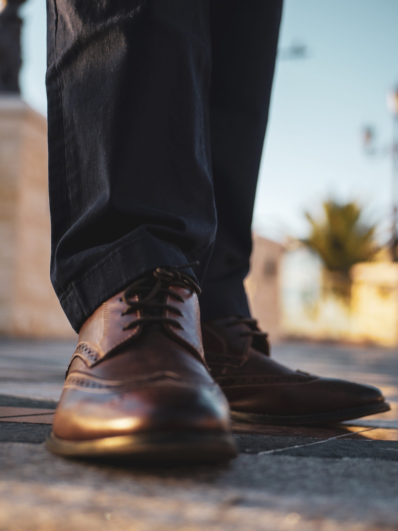 selective focus, real people, outdoors, 4K, leisure activity, adult, human body part, blurred background, low section, person, shoe, lifestyles, human leg