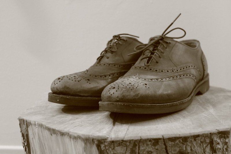 simplicity, leather, wood - material, no people, 1080P, pair, shoe, still life, feet, clothing, clothes, compatibility, shoes, fashion, foot, personal accessory