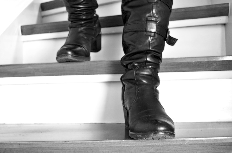 woman, boot, leather goods, shoe, round, lifestyles, body part, human leg, chunky, one person, get off, down, leather boots, 4K, high frauenschuh, flooring