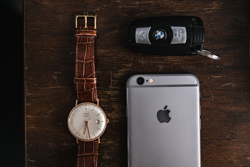 wallet, Apple iPhone 6, Vintage, devices, iphone 6s, no People, 4K, male, wood - Material, brown, grey iphone, table, indoors, iphone, iphone 6, close-up