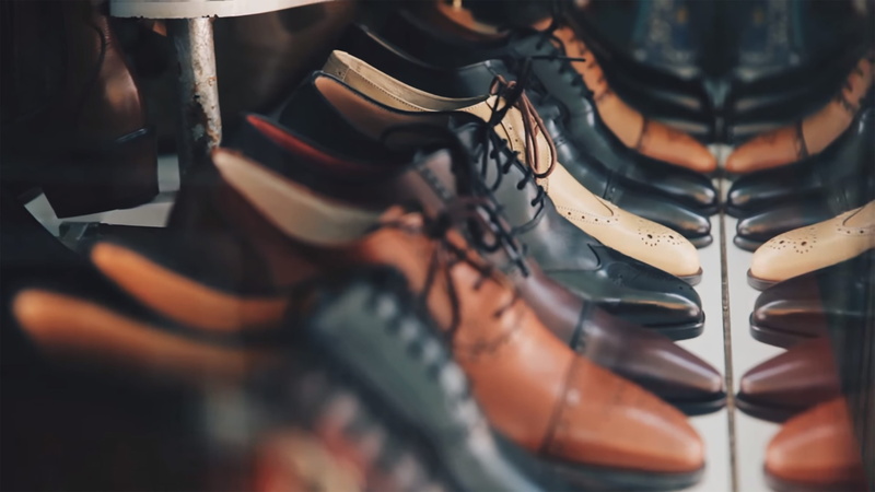 focus on foreground, footwear, shoes, shopping, still life, in a row, shoe shop, reflection, selective focus, shop, selective, photography, lot, large group of objects