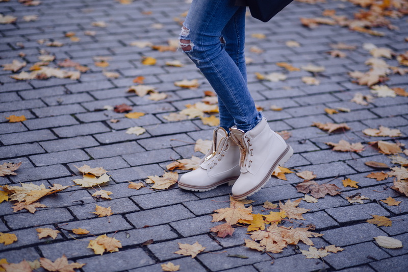 footwear, ground, autumn, outdoors, woman, 5K, casual clothing, human body part, human limb, work, jeans, concrete, cement, one person, street, human leg