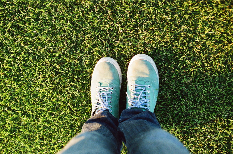 human limb, green color, lawn, field, wearing, casual clothing, person, one person, feet, plant, blue, man, outdoors, land, human leg, 2K, human body part