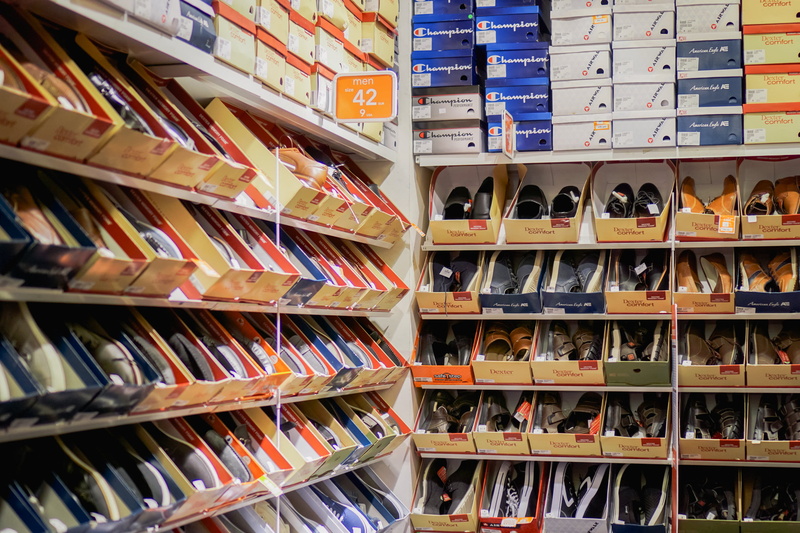 shelf, collection, large group of objects, no people, shoe box, publication, 2K, order, indoors, variation, multi colored, education, choice, indoor, pairs